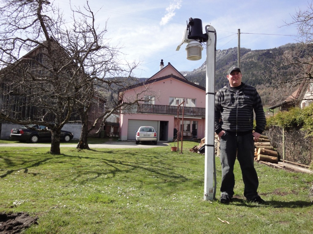 Jürg Zogg neben Wetterstation Oberschan